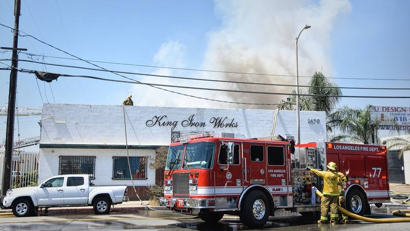 Un camion de pompiers du Los Angeles Fire Department, la caserne de Los Angeles où se déroule la série, lors d'une intervention sur un incendie. © Chris Yarzab, Wikimedia Commons (CC BY 2.0)