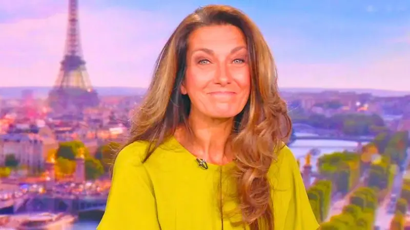 Anne-Claire Coudray émue sur le plateau du JT week-end de TF1