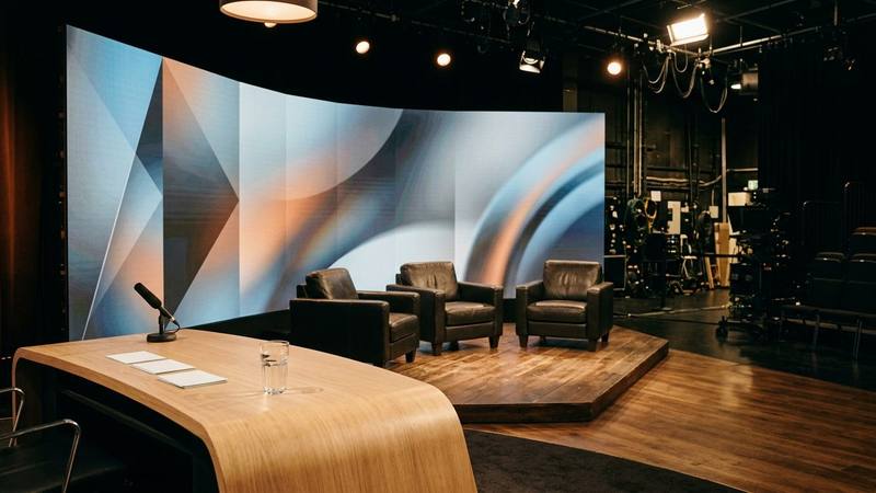 Studio de télévision vide en soirée, trois fauteuils face à des écrans allumés, photo d'illustration sans lien direct avec les émissions citées