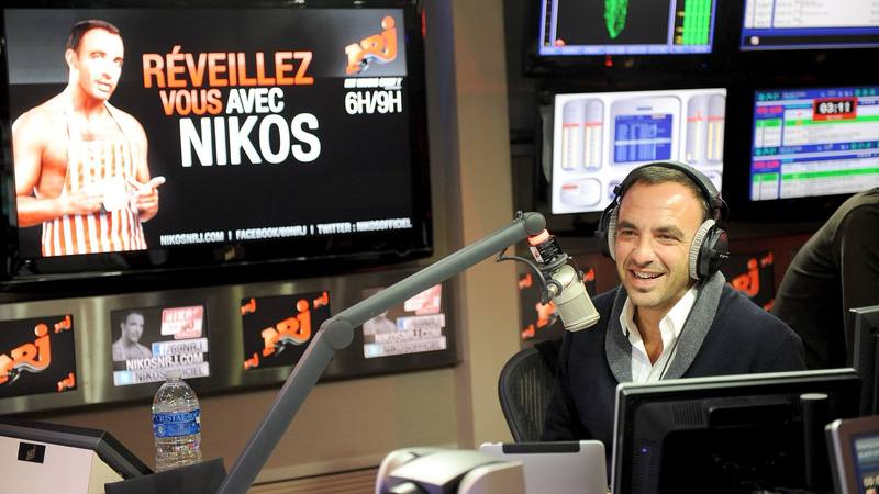 Nikos Aliagas, animateur de The Voice Kids sur TF1, lors des NRJ Music Awards en 2010. Photo Nicolas Richoffer, licence CC BY-SA 4.0