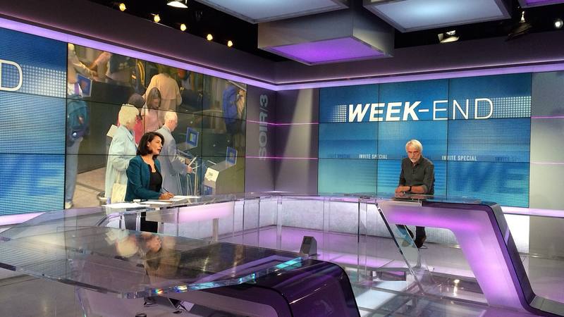 Le plateau de Soir 3 sur France 3, avec ses écrans lumineux et son bureau en verre, photo d'illustration sans lien avec la série La stagiaire