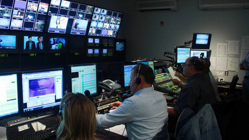 Une régie de contrôle télévisée avec son mur d'écrans, illustration des audiences TV. © Wikimedia Commons