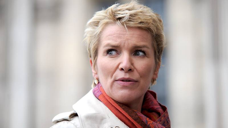 Portrait d'Élise Lucet, présentatrice de Cash Investigation sur France 2, photographiée en extérieur à Paris en 2010