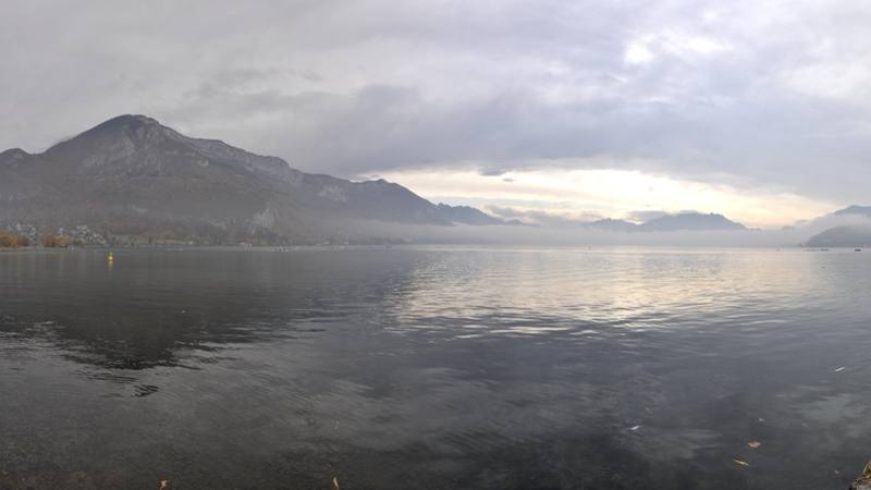 Panorama du lac d'Annecy en Haute-Savoie, région où se déroule et se tourne la série Cassandre de France 3