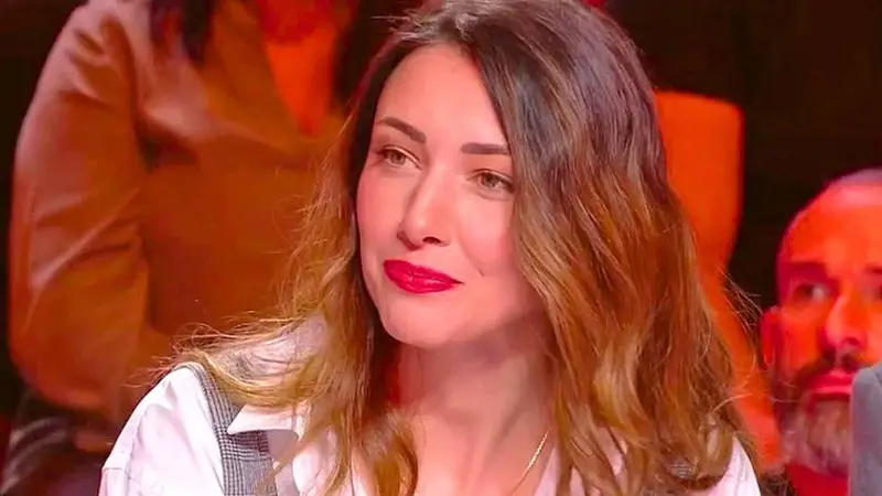 Delphine Wespiser, ancienne Miss France, sur un plateau de télévision