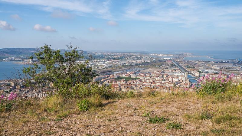 Vue de la ville de Sète, entre l'étang de Thau et la Méditerranée, depuis le mont Saint-Clair, décor du feuilleton de TF1.