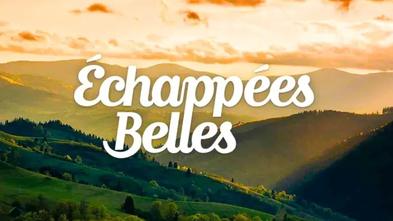 Le logo du magazine Échappées belles sur un paysage vallonné du Quercy