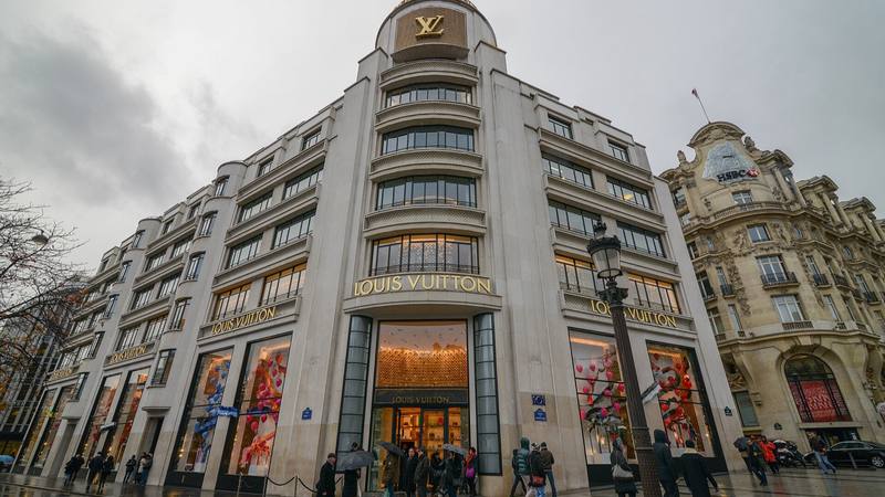 Façade de la boutique Louis Vuitton de l'avenue des Champs-Élysées à Paris