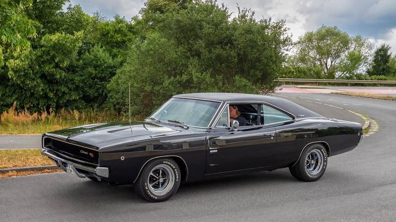 Une Dodge Charger R/T noire de collection, type de muscle car associé à la saga Fast and Furious