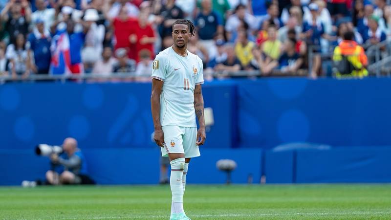 Michael Olise en maillot blanc de l'équipe de France sur la pelouse, lors de France-Norvège au Mondial 2026