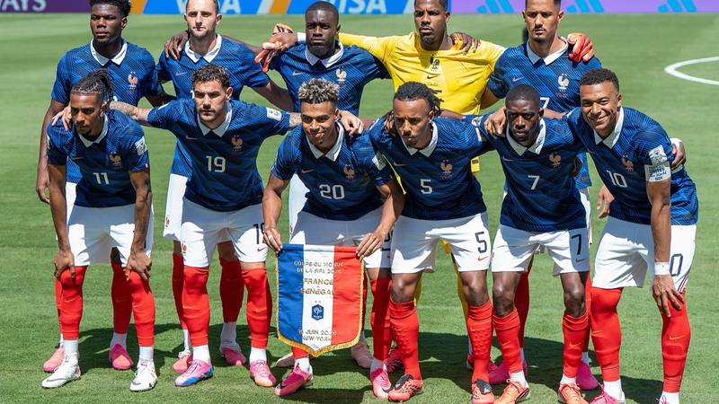 Les joueurs de l'équipe de France de football posant en bleu avant leur match contre le Sénégal au Mondial 2026