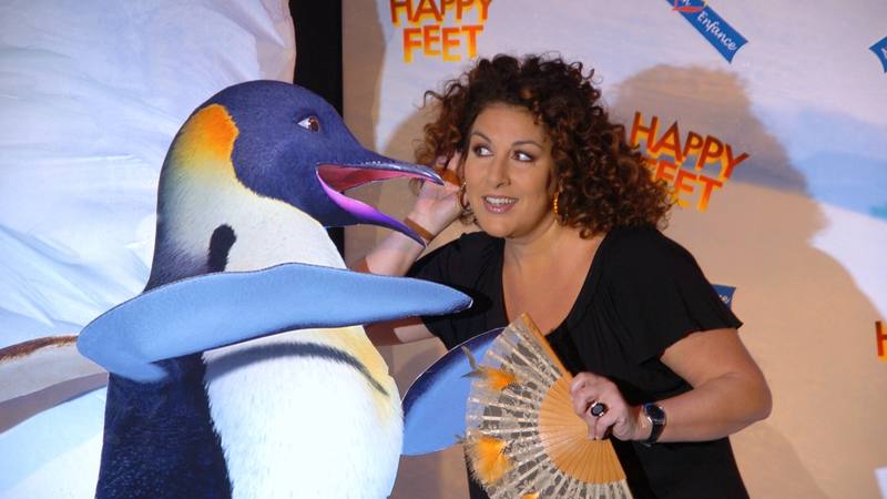 Marianne James, jurée de l'émission de M6, pose à côté d'un pingouin en carton à l'avant-première parisienne du film Happy Feet en 2006, photo d'archive. © Nicolas Richoffer / Wikimedia Commons, CC BY-SA 4.0