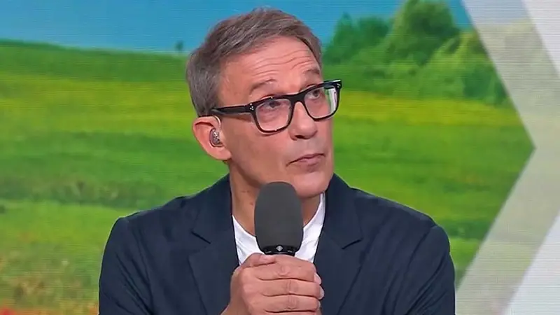 Julien Courbet, micro en main, sur un plateau de M6