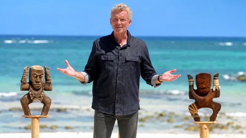 Denis Brogniart entre les totems de Koh-Lanta All Stars sur TF1. © TF1