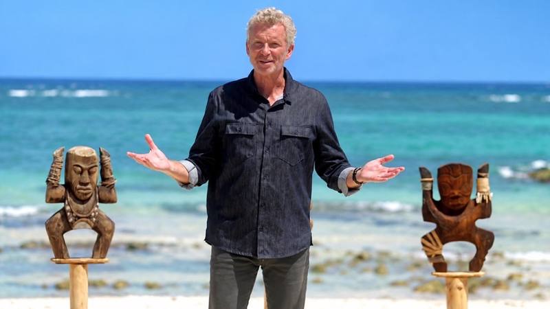 Denis Brogniart entre les totems de Koh-Lanta All Stars sur TF1. © TF1