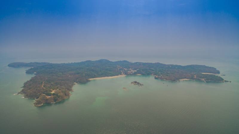 Vue aérienne d'une île tropicale de l'archipel des Perles, au Panama, où se tourne Koh-Lanta All Stars.
