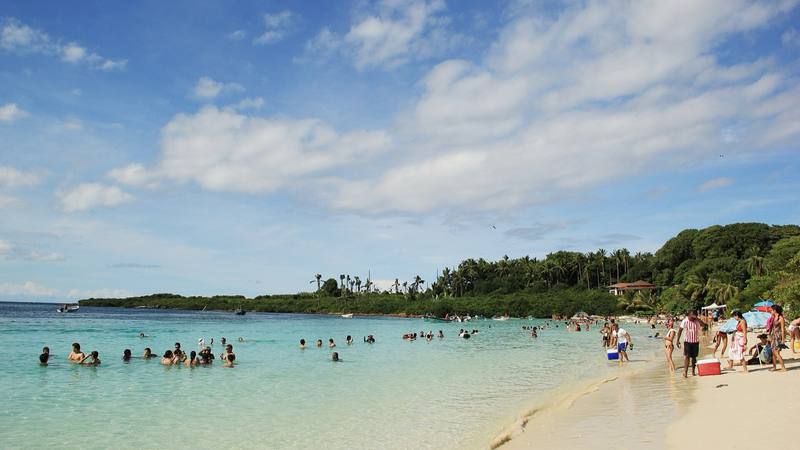 Plage de sable clair et eau turquoise sur l'île Iguana, dans la province de Los Santos au Panama, pays où se tourne la saison des 25 ans de Koh-Lanta. © Ayaita, Wikimedia Commons (CC BY-SA 3.0)