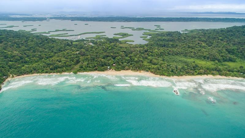 Vue aérienne de Red Frog Beach, sur l'île de Bastimentos, dans l'archipel de Bocas del Toro au Panama, pays où se tourne Koh-Lanta All Stars. © Wikimedia Commons