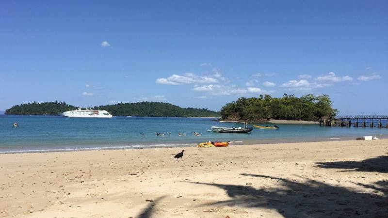 Plage de sable et îlots boisés de l'île de Coiba, sur la côte Pacifique du Panama, pays où se tourne la saison des 25 ans de Koh-Lanta. © Wikimedia Commons
