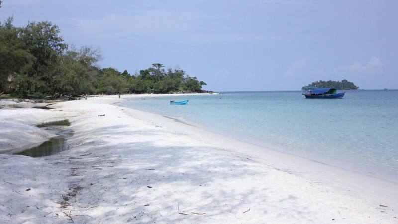 Plage de sable blanc de Koh Rong, île du Cambodge où s'est tournée La Revanche des héros en 2012. © Peazapata, Wikimedia Commons (CC BY-SA 4.0)