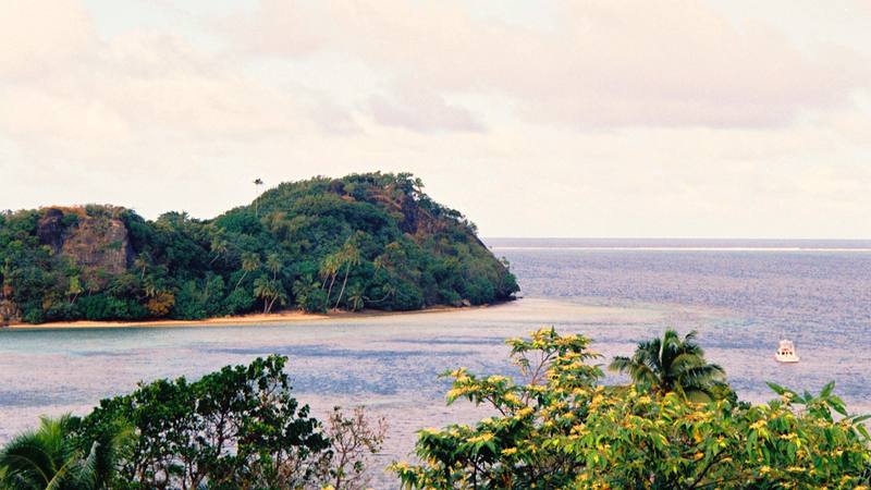 Vue sur Kadavu et la Grande Barrière d'Astrolabe aux Fidji, archipel où s'est tournée L'Île des héros en 2020. © Duncan Wright, Wikimedia Commons (CC BY-SA 3.0)