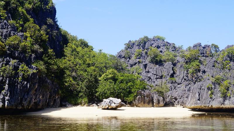 Plage de sable blanc entre des falaises calcaires sur l'île de Cagbalinad, dans la péninsule de Caramoan aux Philippines, où a été tournée la saison d'origine de Tania. © Wikimedia Commons
