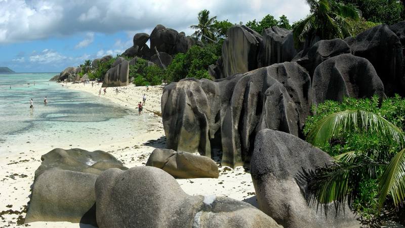 Image d'illustration : plage de l'Anse Source d'Argent, sur l'île de La Digue aux Seychelles, bordée de blocs de granite et de cocotiers. © Tobias Alt, Wikimedia Commons (CC BY-SA 4.0)
