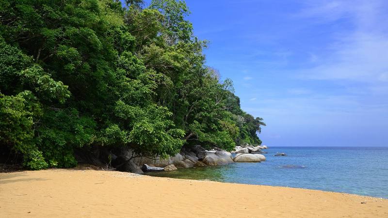 Plage de Pulau Tioman, dans l'archipel de Seribuat en Malaisie, région où s'est tournée la saison Malaisie de Koh-Lanta. © Wikimedia Commons
