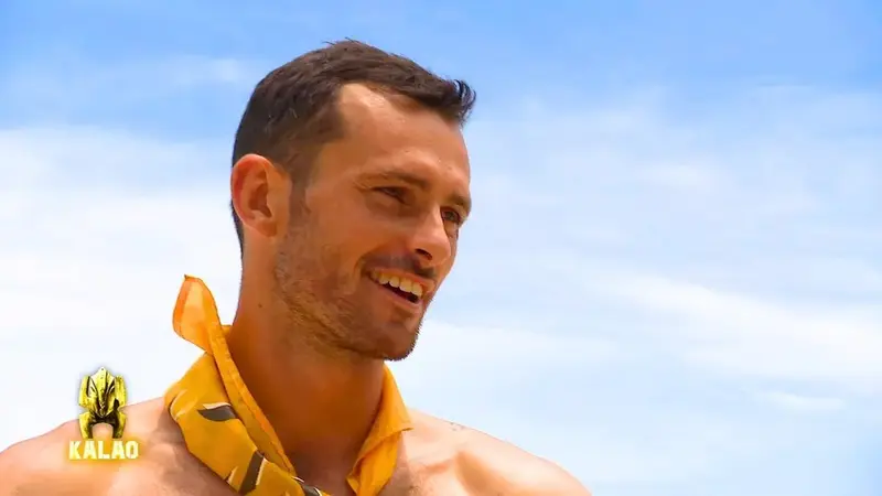 Guillaume, aventurier de Koh-Lanta, sur la plage avec son buff orange