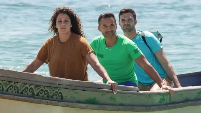 Jacques et d'autres aventuriers de Koh-Lanta All Stars dans une pirogue