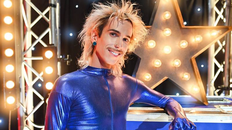 Un candidat posant devant l'étoile lumineuse du plateau des auditions de La France a un incroyable talent, photo d'archive de 2020. © Teo Lavabo / Wikimedia Commons, CC BY-SA 4.0