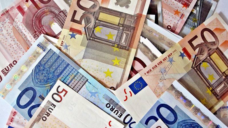 Des billets en euros, illustration de la cagnotte des 12 coups de midi. © Wikimedia Commons
