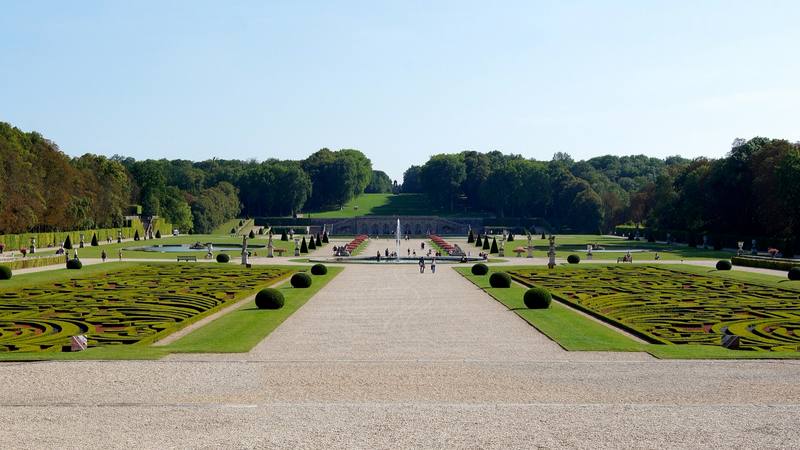 Les jardins du château de Vaux-le-Vicomte, lieu évoqué dans l'épisode 4 de la série de France 2 diffusée ce soir