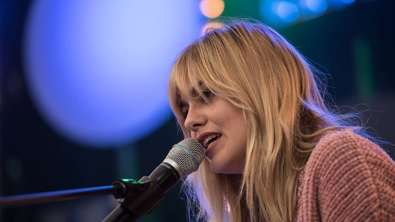 Louane Emera chantant au micro lors du SWR3 New Pop Festival, photo d'archive sans lien avec le tournage. © Harald Krichel / Wikimedia Commons (CC BY-SA 4.0)