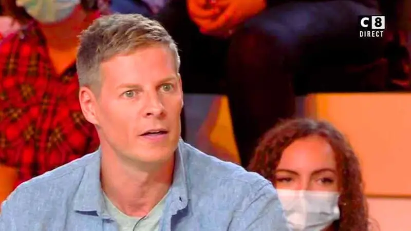 Matthieu Delormeau, chroniqueur, sur un plateau de télévision sur C8