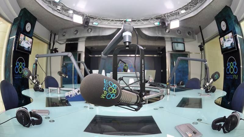 Un studio de radio et son micro, illustration de l'univers de France Inter. © Wikimedia Commons