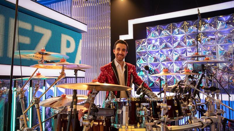 Le plateau de N'oubliez pas les paroles sur France 2, avec le batteur de l'émission devant les décors lumineux