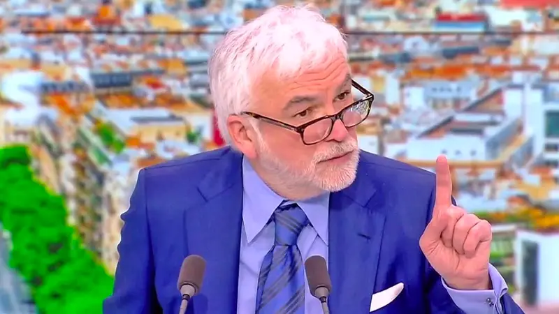 Pascal Praud sur le plateau de L'Heure des Pros sur CNews