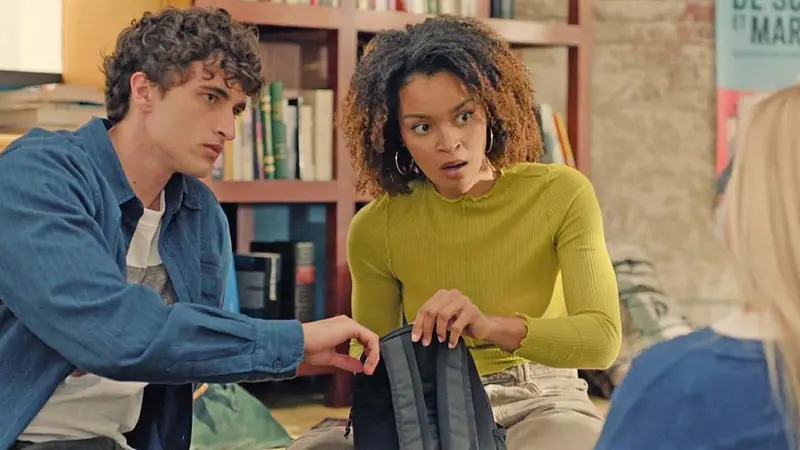 Aya et Jules dans un décor de lycée, scène de la série Plus belle la vie sur TF1
