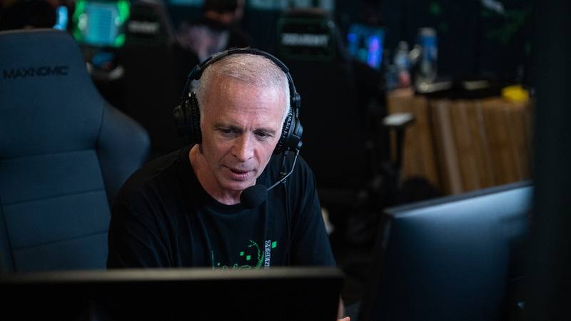 Samuel Étienne, animateur du jeu de culture générale de France 3, au micro lors du ZEVENT 2025