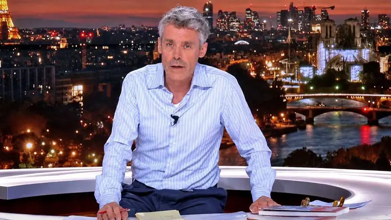 Yann Barthès sur le plateau de Quotidien sur TMC