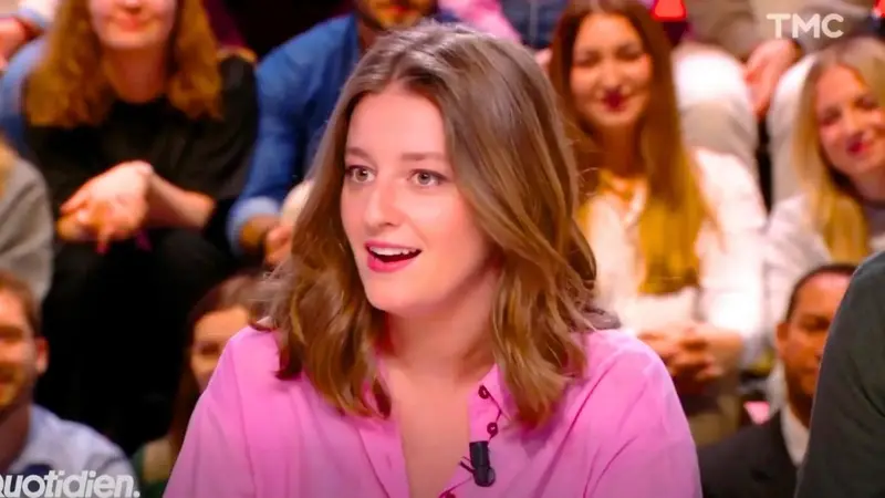 Le plateau de l'émission Quotidien sur TMC