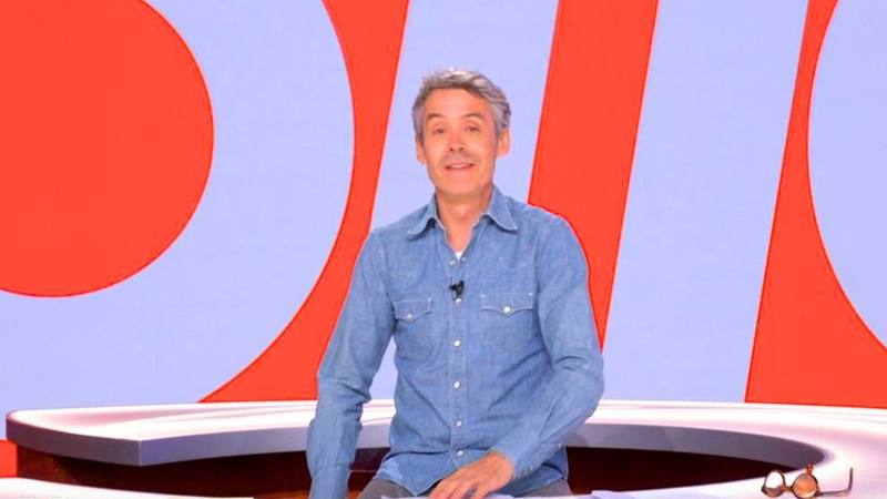 Le plateau de l'émission Quotidien sur TMC