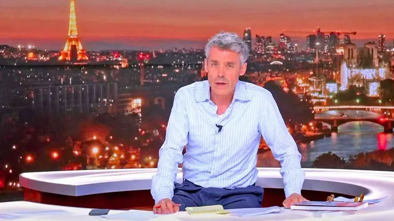 Plateau de télévision avec une vue nocturne de Paris en arrière-plan