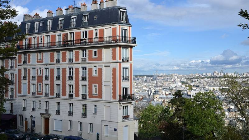 Immeuble de la rue Lamarck, sur la butte Montmartre, dans le 18e arrondissement de Paris, avec vue sur la ville
