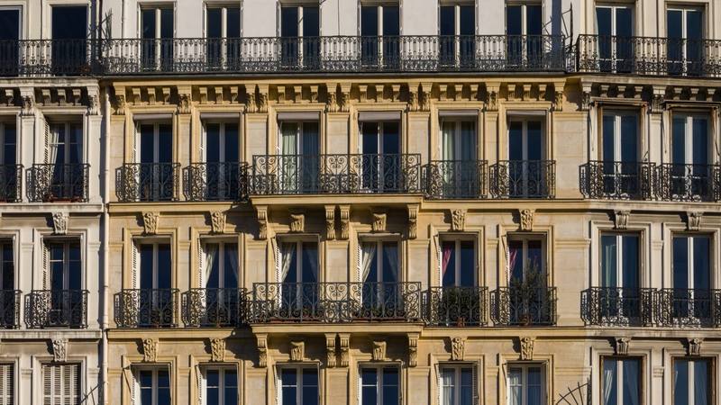 Façade d'un immeuble parisien de style haussmannien, illustration du marché de l'appartement en France