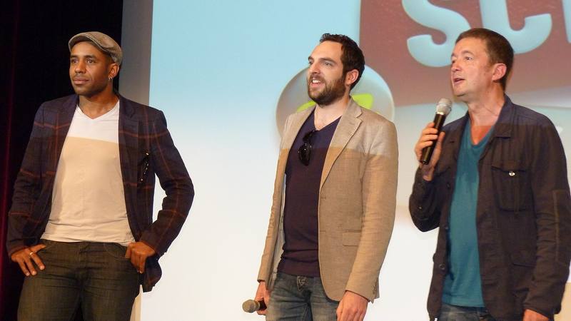 Loup-Denis Elion, David Mora et Frédéric Bouraly, trois comédiens de la série, au Festival de télévision de Monte-Carlo en 2012. © Wikimedia Commons