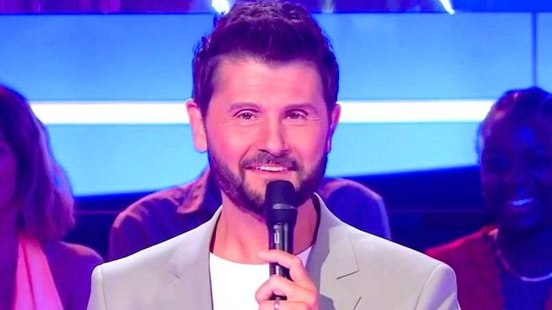 Le présentateur du prime de Secret Story, micro en main