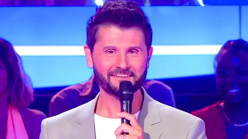 Le présentateur du prime de Secret Story, micro en main