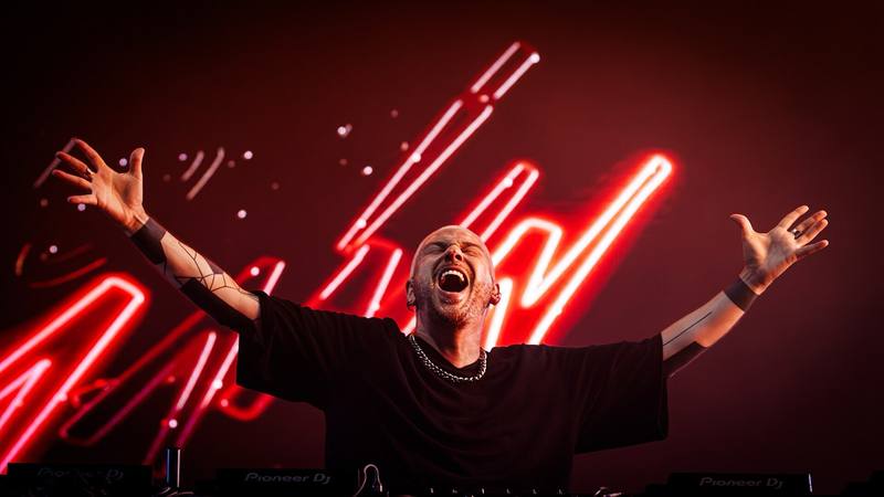 Le DJ Mosimann, nouveau directeur de la Star Academy, sur la scène du festival La Nuit des étoiles au Folgoet le 14 août 2025. Photo Jérémy Kergourlay, licence CC BY-SA 4.0
